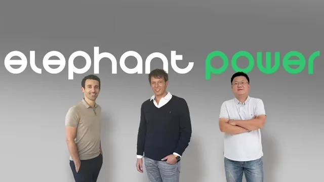 Die drei Gründer von Elephant Power vor dem Firmenlogo.