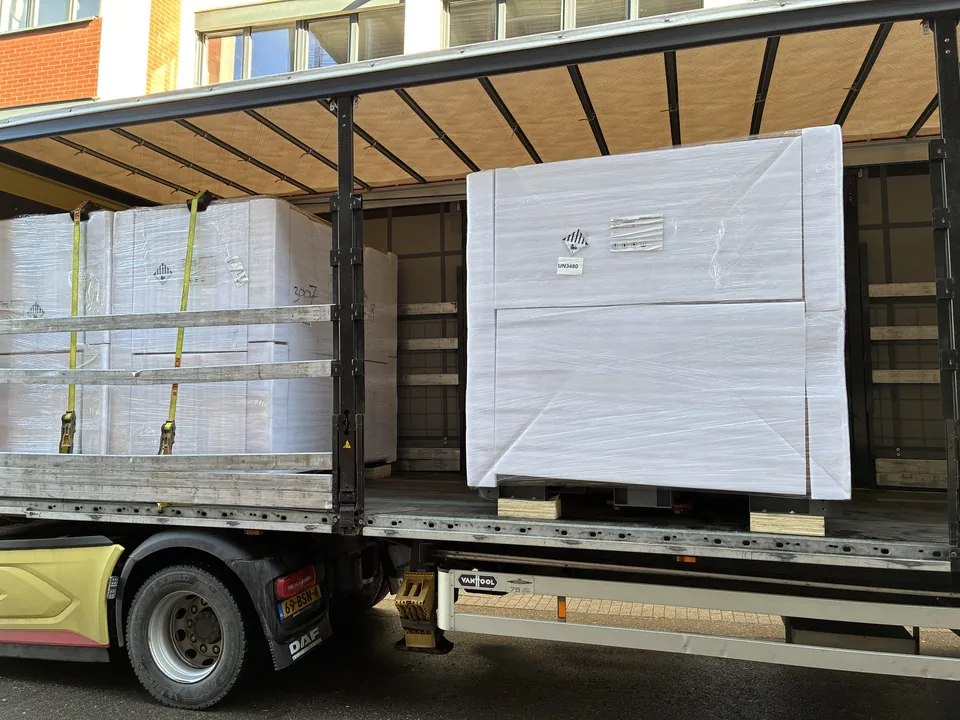 Die verpackte ElephantONE-Einheit auf der Ladefläche eines Lastwagens
