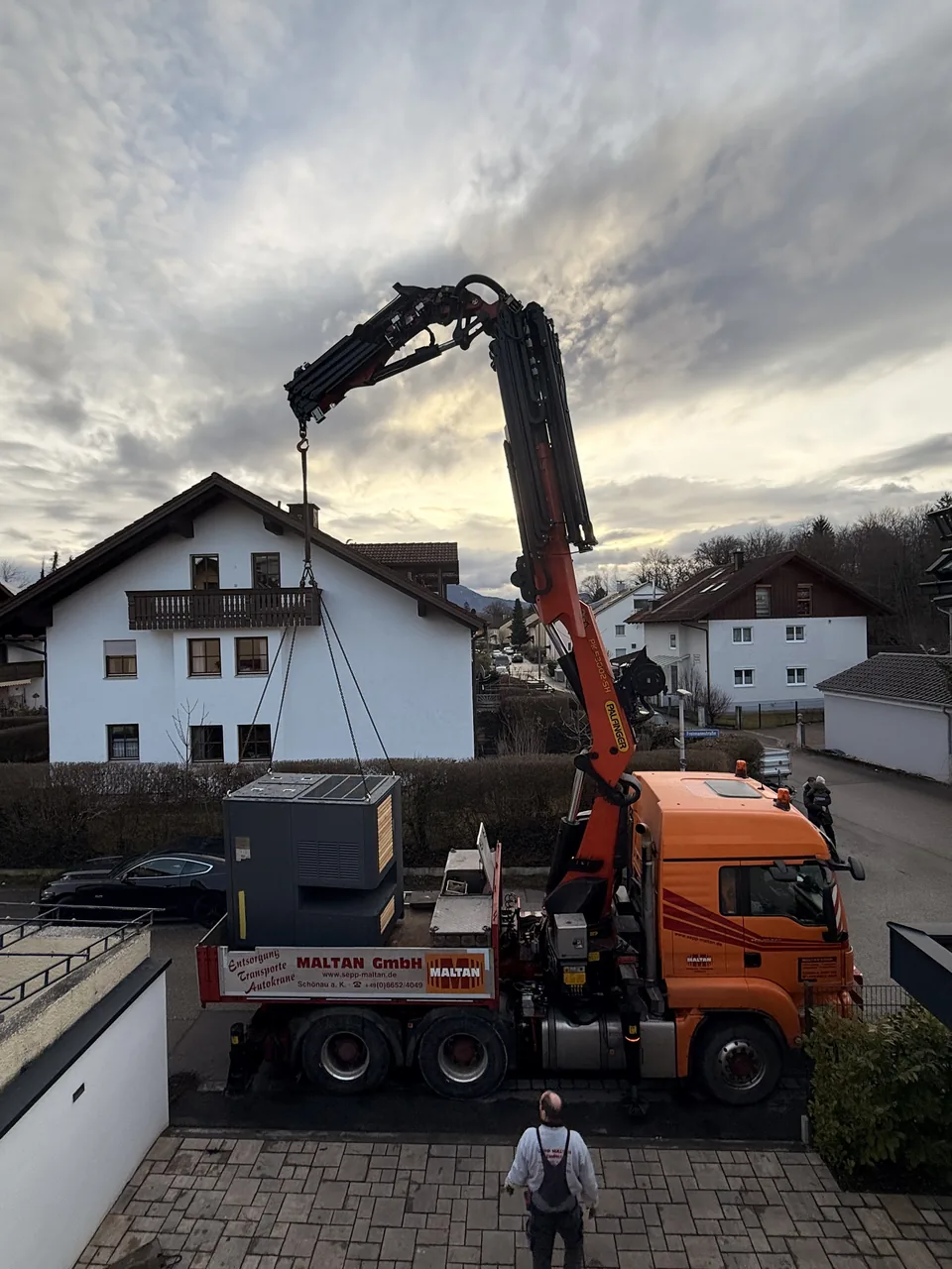 Die ElephantONE hängt am Kran und wird über die Dächer zum Aufstellort gehoben.
